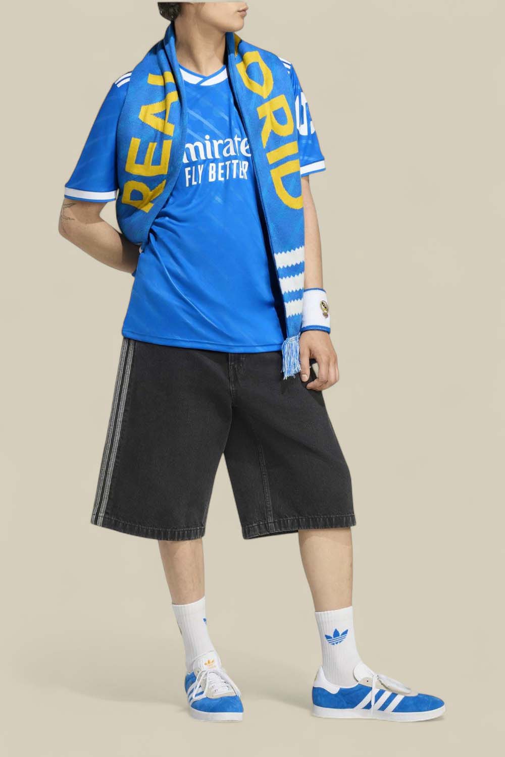 תמונת כל הלוק של חולצת כדורגל